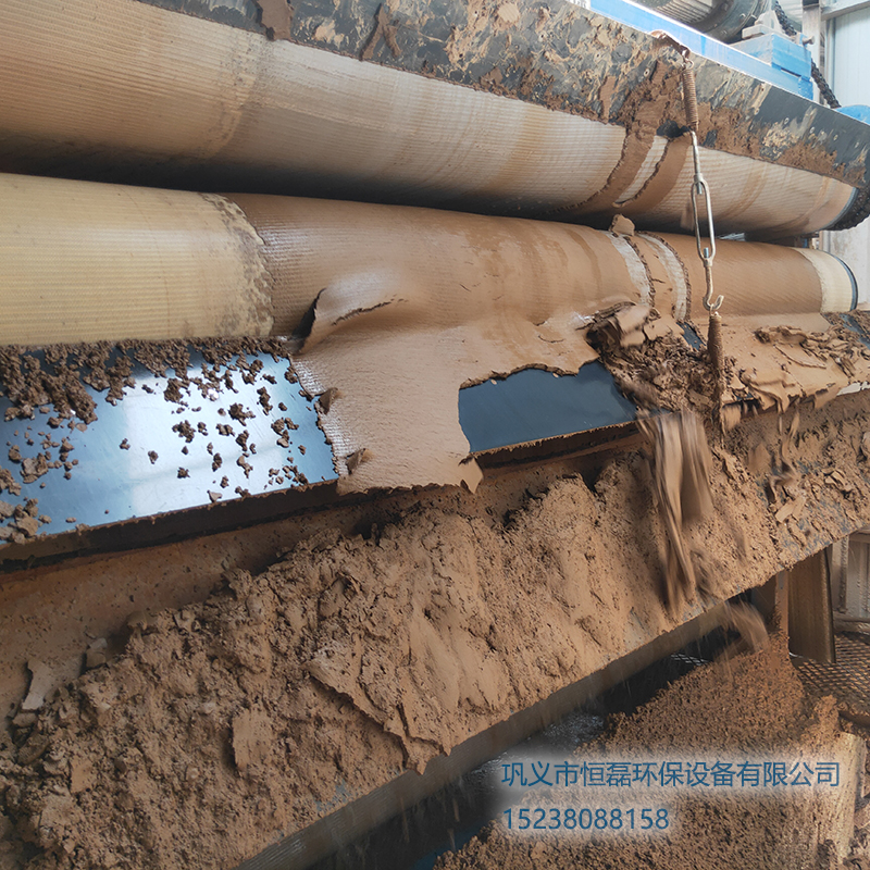 邀您欣賞恒磊帶式壓濾機(jī)污泥脫水處理后的泥餅效果！